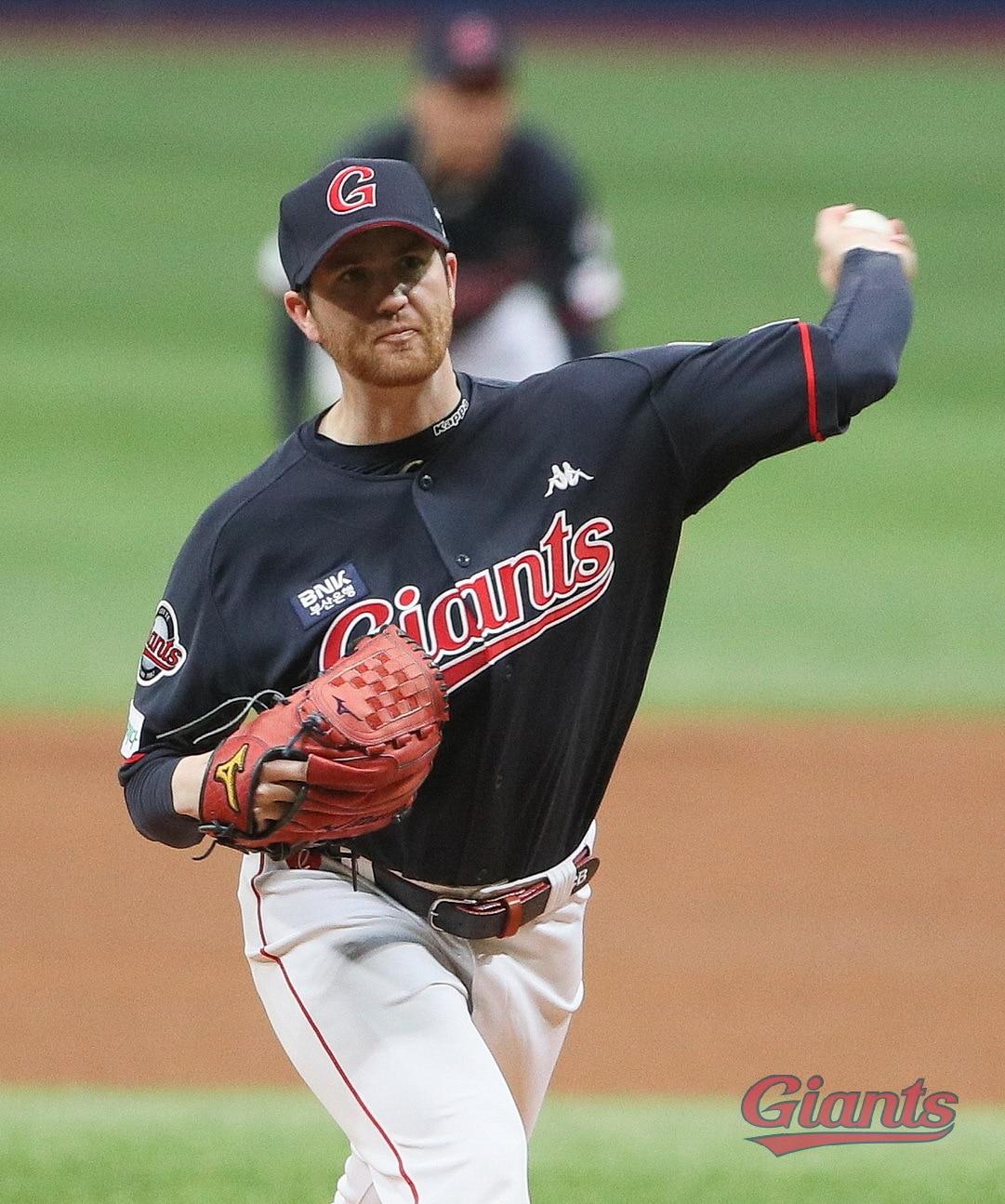 본문 이미지 - 찰리 반즈는 KBO리그 초반 2경기에서 2승 평균자책점 1.42 15탈삼진으로 활약하고 있다.(롯데 자이언츠 제공) ⓒ 뉴스1