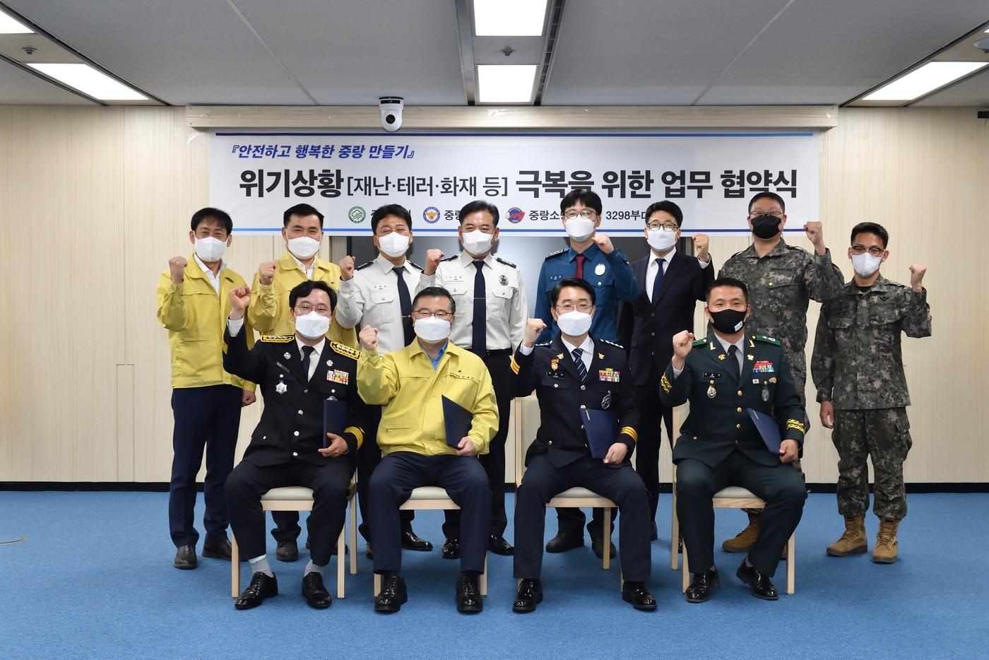 11일 중랑구청 4층 기획상황실에서 열린 협약식에서 류경기 중랑구청장(앞 줄 왼쪽 두 번째)과 박정원 중랑경찰서장(앞 줄 오른쪽 두 번째), 장만석 중랑소방서장(앞 줄 왼쪽 첫 번째), 정용주 제3298부대 4대대장(앞 줄 오른쪽 첫 번째) 등 기관 관계자들이 기념 촬영을 하고 있다.ⓒ 뉴스1