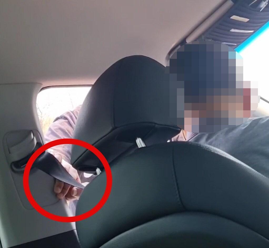 본문 이미지 - 택시를 멈춰 세운 뒤 고함과 욕설을 내뱉은 운전자. ('보배드림' 갈무리) ⓒ 뉴스1