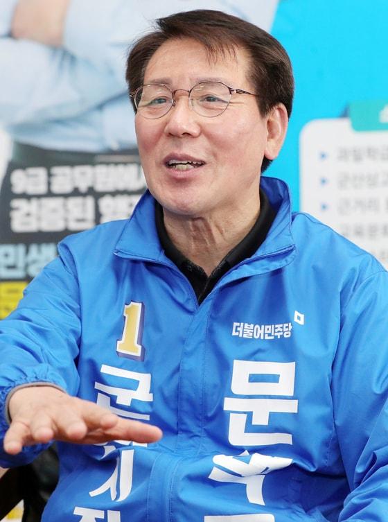 본문 이미지 - 문택규 군산시장 후보가 뉴스1 전북취재본부와 인터뷰를 하고 있다. 뉴스1 ⓒ News1 유경석 기자