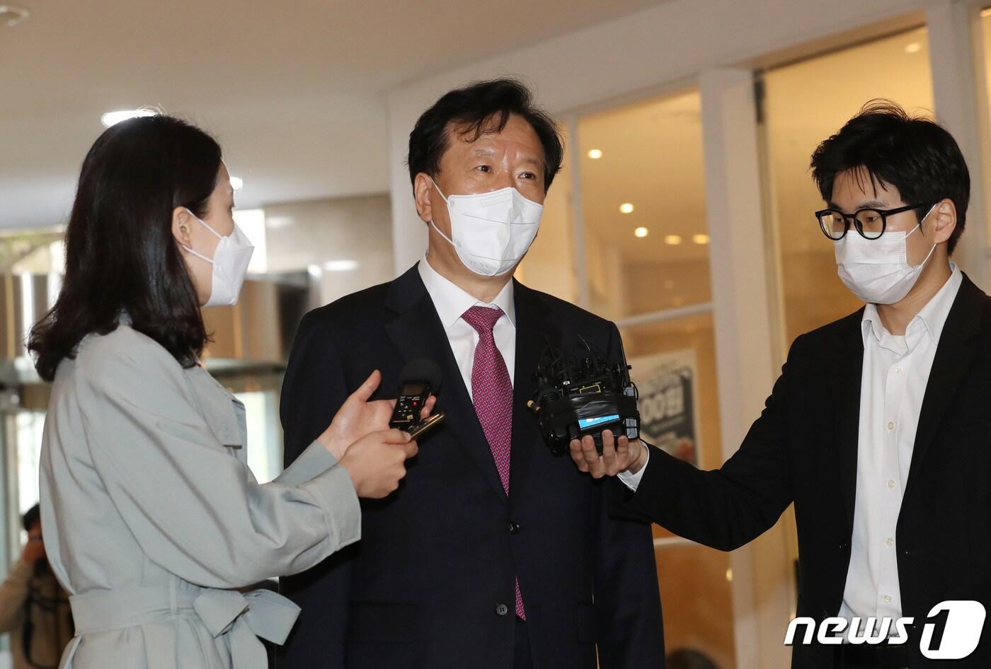 본문 이미지 - 정호영 보건복지부 장관 후보자가 12일 서울 서대문구 국민연금공단 서울북부지역본부에 마련된 인사청문회 준비사무실로 출근하며 취재진의 질문에 답변하고 있다. 2022.4.12/뉴스1 ⓒ News1 이성철 기자