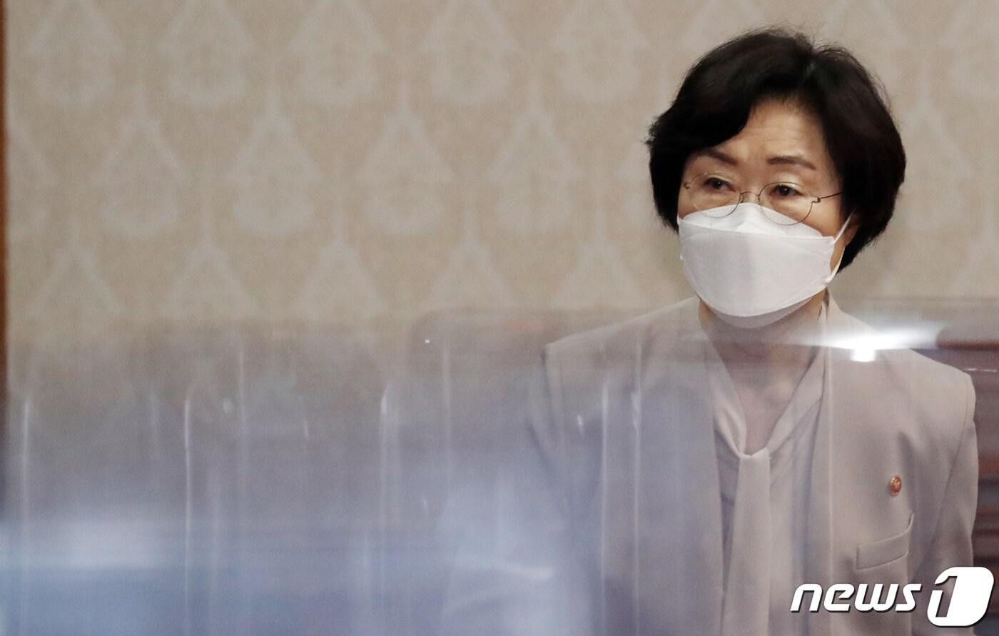 정영애 여성가족부 장관이 12일 오전 서울 종로구 세종대로 정부서울청사에서 열린 국무회의에 참석하고 있다. 2022.4.12/뉴스1 ⓒ News1 김명섭 기자