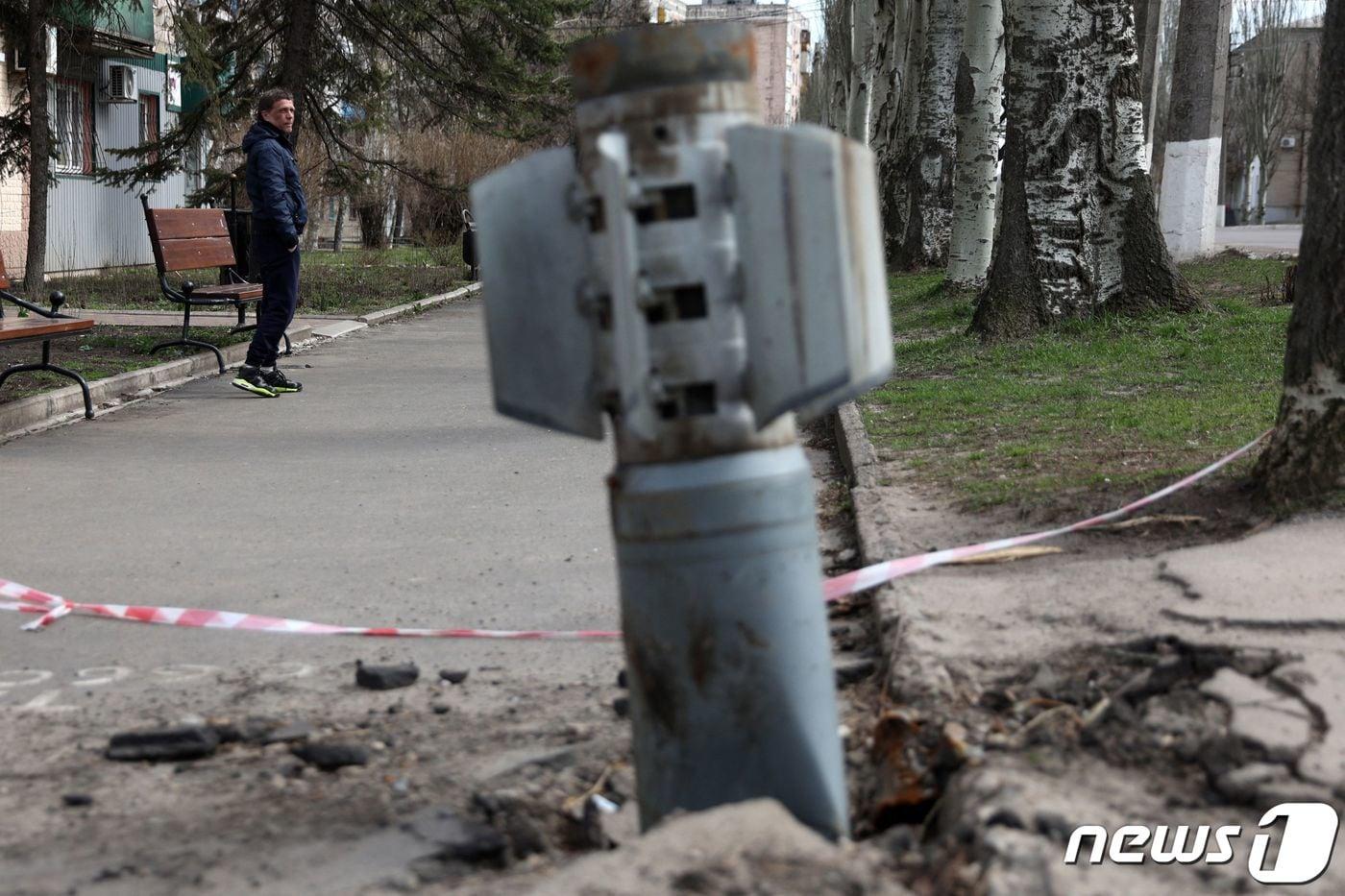 지난 4월11일 (현지시간) 우크라이나 루한스크주 리시찬스크에서 러시아 군이 발사한 BM-30 다연장 로켓 불발탄이 도로에 거꾸로 박혀 있다. ⓒ AFP=뉴스1 ⓒ News1 우동명 기자