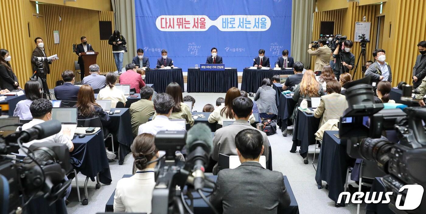 본문 이미지 - 오세훈 서울시장이 12일 시청에서 열린 취임 1주년 기자간담회에서 성과 및 향후 시정 운영방향에 대해 발언하고 있다. 2022.4.12/뉴스1 ⓒ News1 안은나 기자