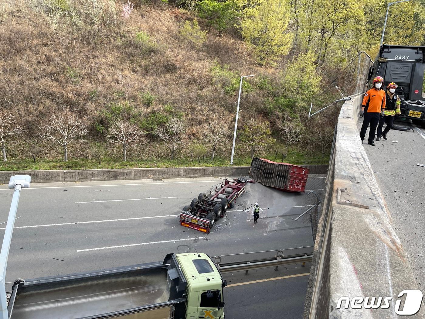 본문 이미지 - 12일 오전 8시38분쯤 전남 광양시 중군동 고가도로에서 컨테이너 차량이 추락하는 사고가 발생, 구조 당국이 수습하고 있다.(광양소방서 제공)2022.4.12/뉴스1 ⓒ News1 김동수 기자