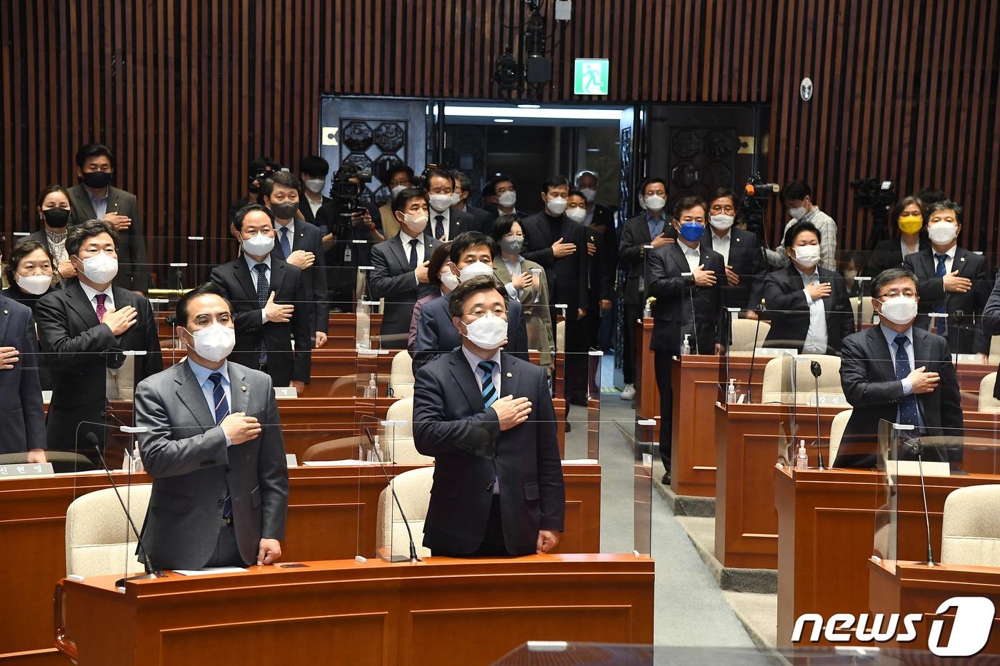 더불어민주당 윤호중 공동비상대책위원장(앞줄 오른쪽)과 박홍근 원내대표(앞줄 왼쪽)가 12일 서울 여의도 국회에서 열린 의원총회에서 동료 의원들과 국민의례를 하고 있다. 2022.4.12/뉴스1 ⓒ News1 허경 기자