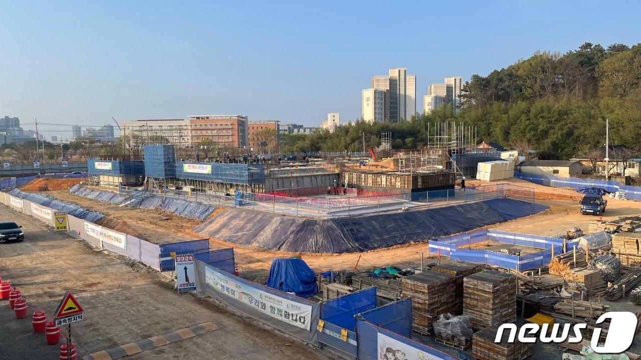 본문 이미지 - 국가AI데이터센터 공사 현장. 건축 공정률 29%로 올해 말 준공 예정이다.(광주시 제공)2022.4.12/뉴스1 ⓒ News1 