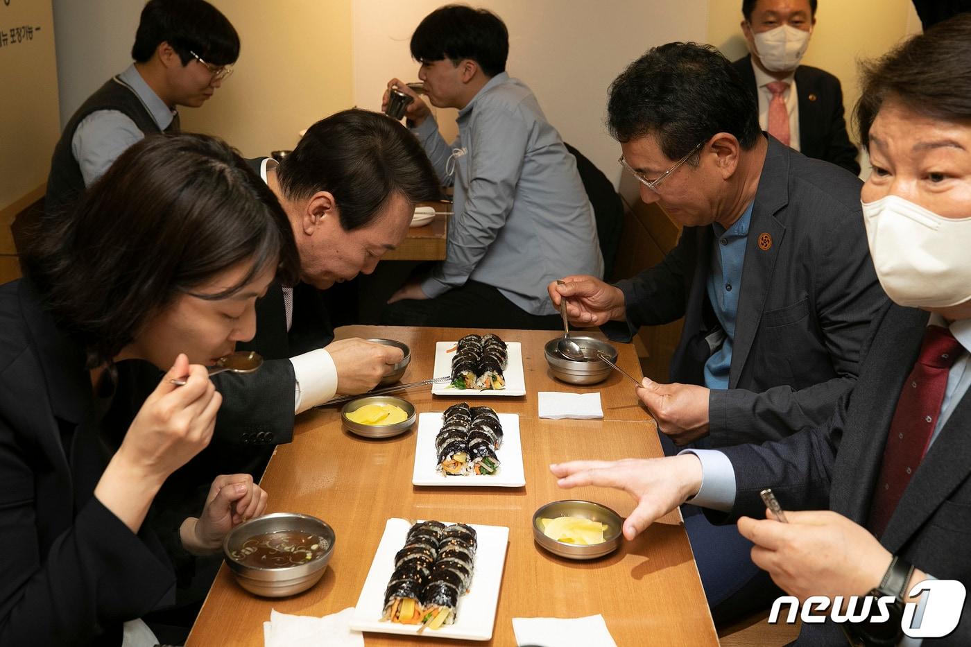 윤석열 대통령 당선인이 12일 오후 대구 동성로의 한 분식집을 권영진 대구시장과 함께 방문해 식사를 하고 있다. 2022.4.12/뉴스1 ⓒ News1 인수위사진기자단