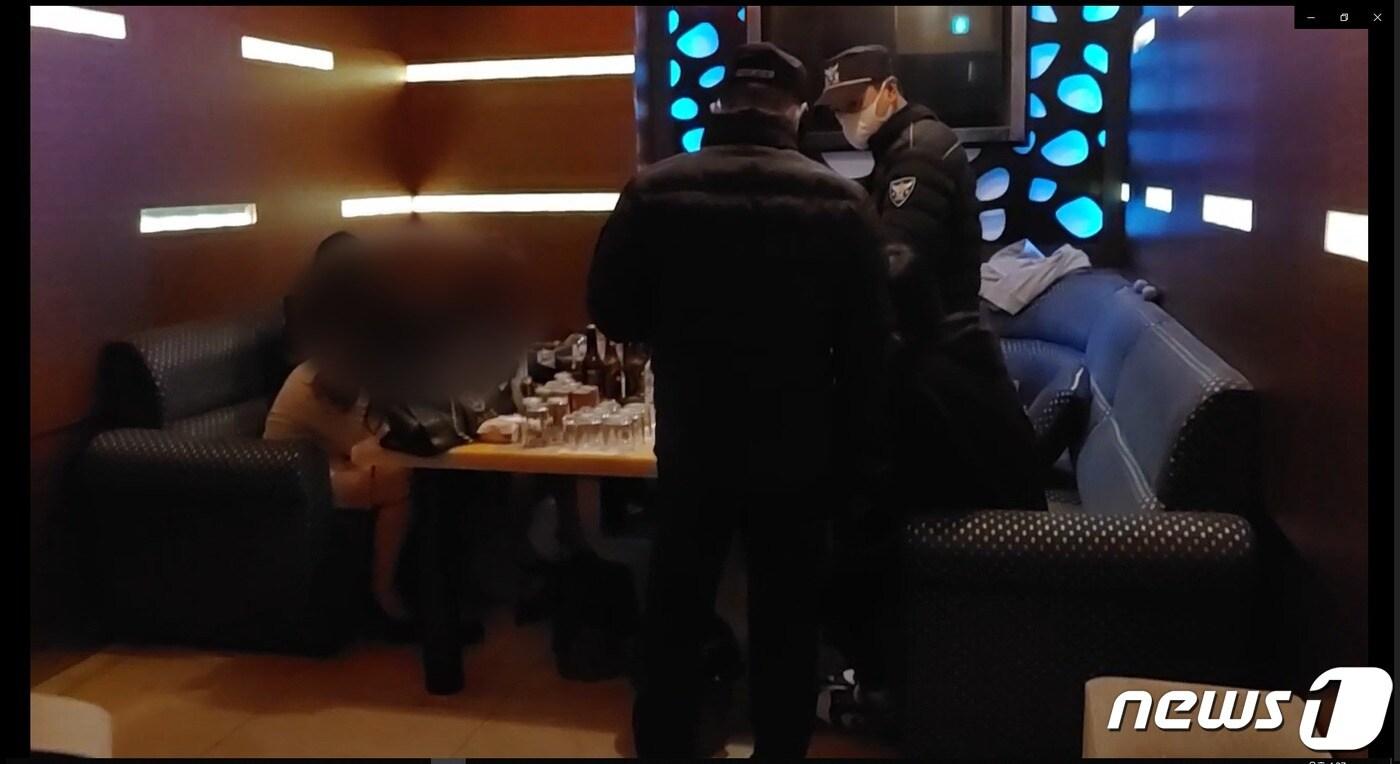 제주 경찰이 지난 10일 오전 1시쯤 불법영업을 하다 적발된 제주시 연동의 한 유흥업소에서 종업원과 손님들의 인적사항을 확보하고 있다.(제주경찰청 제공) 2022.4.12/뉴스1ⓒ News1