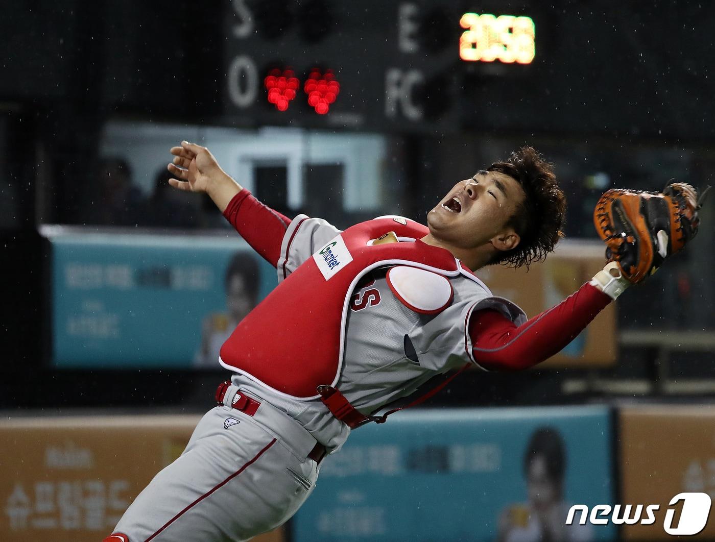 본문 이미지 - 12일 오후 서울 잠실야구장에서 열린 '2021 신한은행 SOL KBO리그' SSG 랜더스와 LG 트윈스의 경기에서 4대1로 승리를 거뒀다. SSG 포수 이재원이 9회말 마지막 아웃 카운트를 잡아내고 있다. 2022.4.12/뉴스1 ⓒ News1 이동해 기자