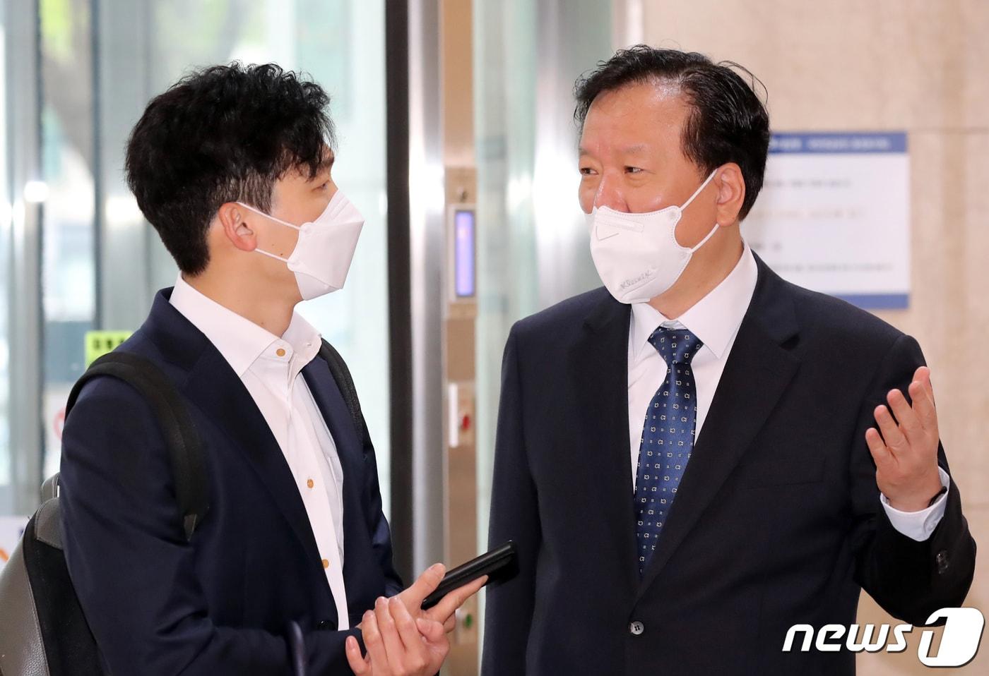 정호영 보건복지부 장관 후보자가 13일 서울 서대문구 국민연금공단 서울북부지역본부에 마련된 사무실에 출근하던 중 뉴스1 취재진의 질의에 답변하고 있다. 2022.4.13/뉴스1 ⓒ News1 장수영 기자