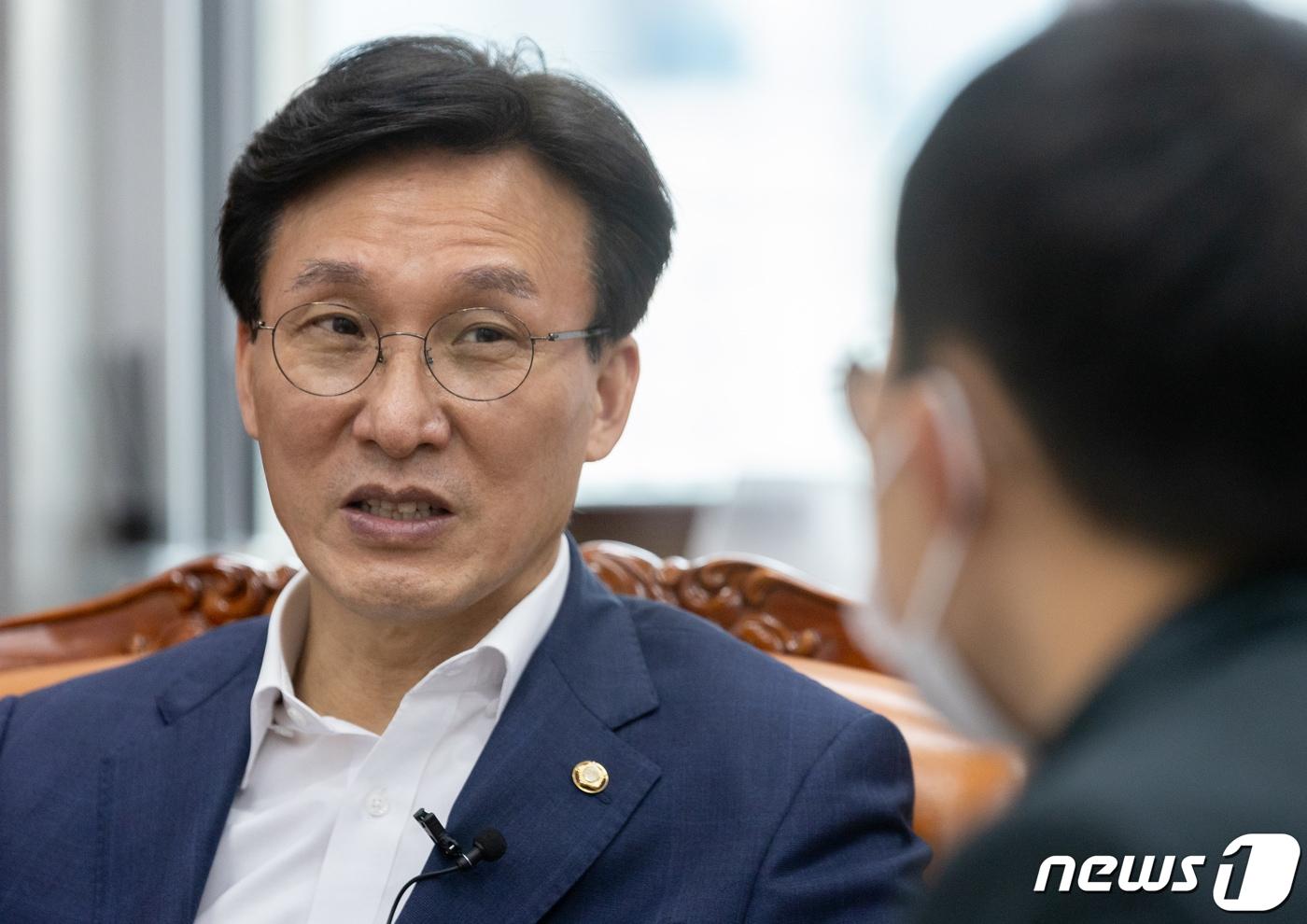 본문 이미지 - 김민석 국회 보건복지위원회 위원장이 서울 여의도 국회에서 뉴스1과 인터뷰를 하고 있다. 2022.4.13/뉴스1 ⓒ News1 이재명 기자