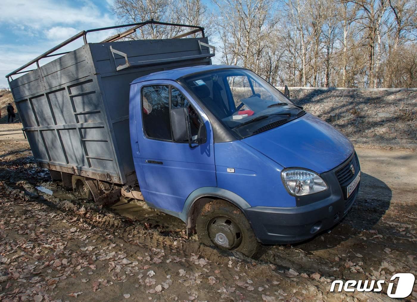 본문 이미지 - 지난 2013년 11월5일(현지시간) 우크라이나 동부 지역에서 라스푸티차 현상으로 트럭이 진흙탕에 빠진 모습. 2013.11.05/뉴스1 ⓒ AFP=뉴스1 ⓒ News1 김민수 기자