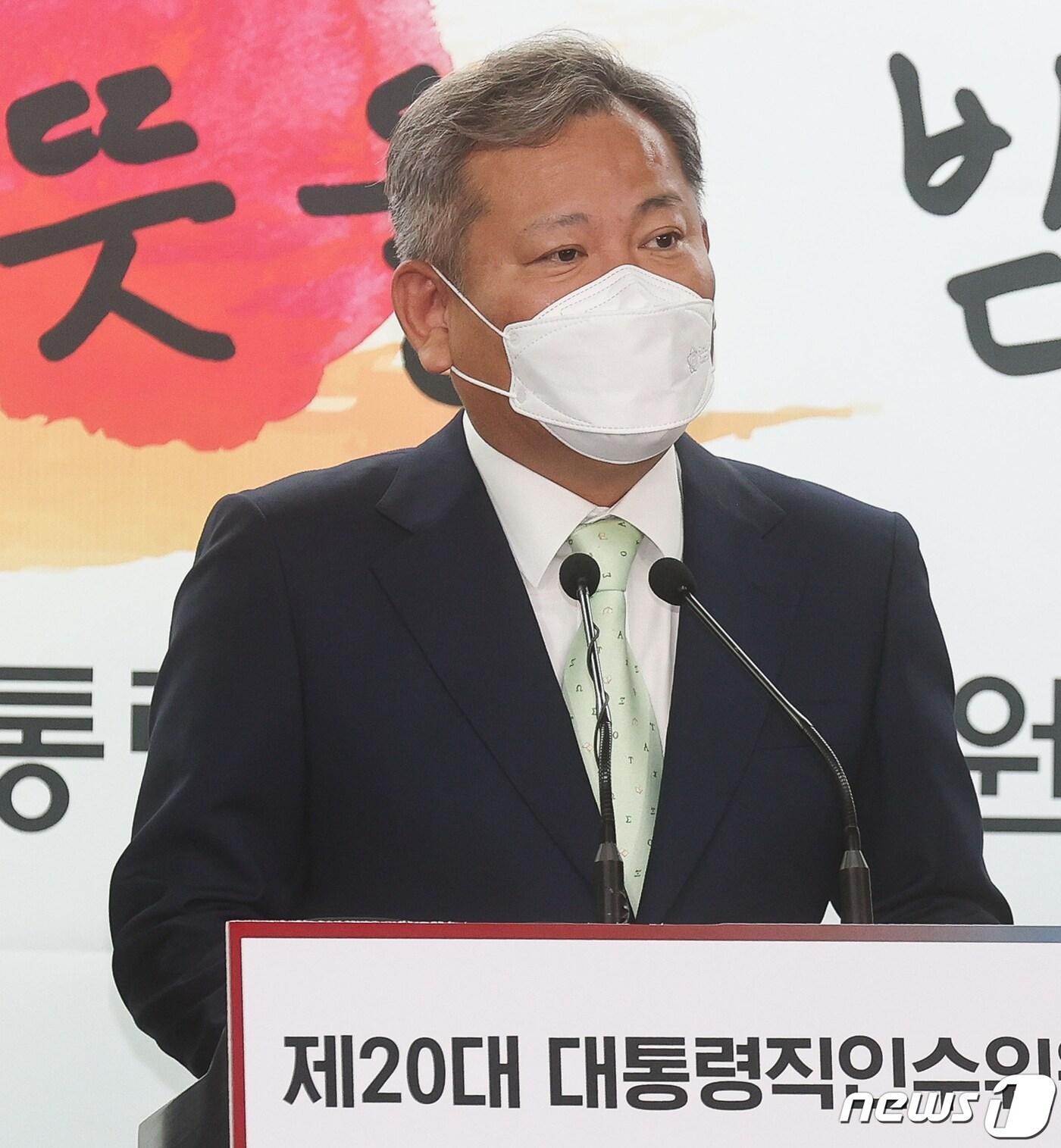 본문 이미지 - 이상민 행정안전부 장관 후보자가 13일 서울 종로구 통의동 대통령직인수위원회에서 열린 2차 내각 발표 기자회견에서 취재진의 질문에 답변하고 있다. 2022.4.13/뉴스1 ⓒ News1 인수위사진기자단
