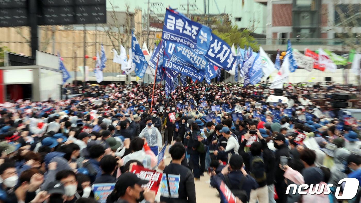 본문 이미지 - 민주노총 조합원들이 13일 서울 종로구 종묘광장공원에서 '차별없는 노동권, 질좋은 일자리 쟁취 결의대회'에 깃발을 들고 입장하고 있다. 2022.4.13/뉴스1 ⓒ News1 장수영 기자