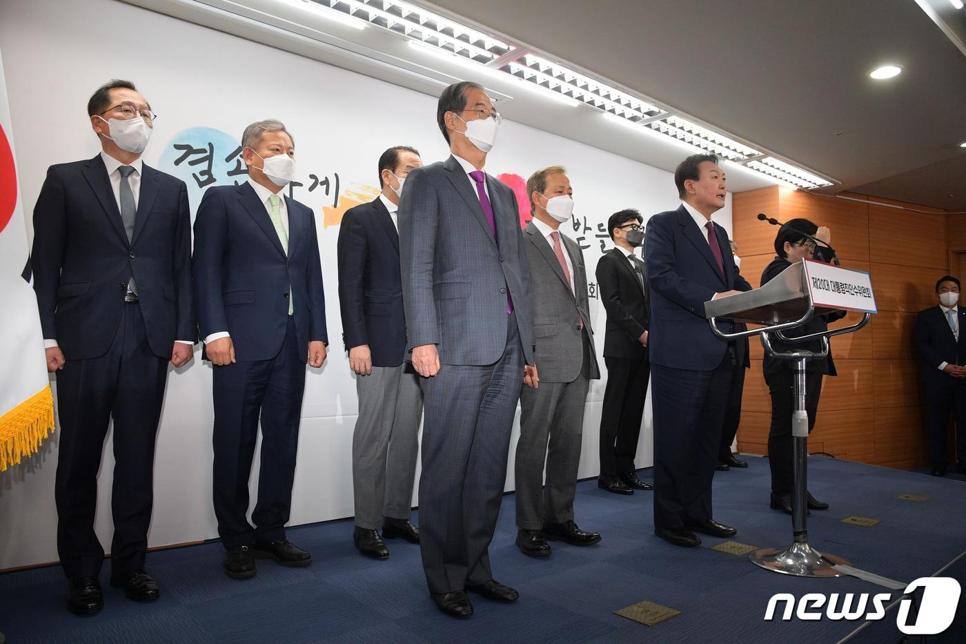 본문 이미지 - 윤석열 대통령 당선인이 13일 오후 서울 종로구 통의동 대통령직인수위원회 브리핑룸에서 2차 국무위원 후보 및 대통령 비서실장 인선 발표를 하고 있다. 왼쪽부터 조승환 해양수산부 장관, 이상민 행정안전부 장관, 권영세 외교부 장관, 한덕수 국무총리 후보자, 김인철 사회부총리 겸 교육부 장관, 한동훈 법무부 장관, 윤 당선인. 2022.4.13/뉴스1 ⓒ News1 인수위사진기자단