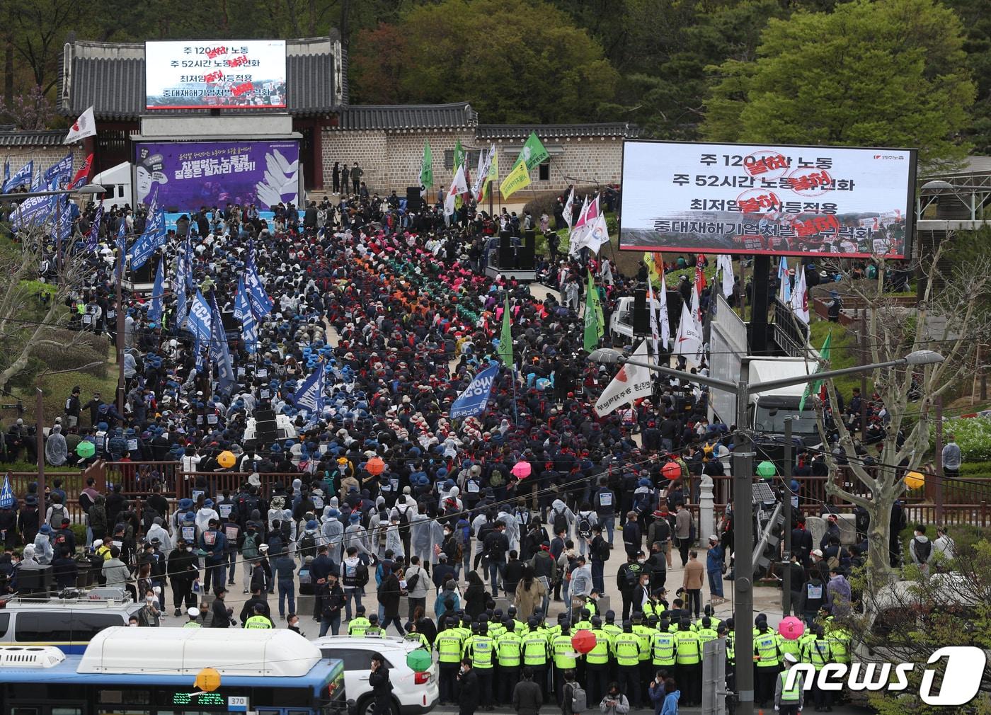 본문 이미지 - 민주노총 조합원들이 4월13일 오후 서울 종로구 종묘광장공원에서 열린 '차별없는 노동권, 질좋은 일자리 쟁취 결의대회'에서 구호를 외치고 있다. 2022.4.13/뉴스1 ⓒ News1 DB