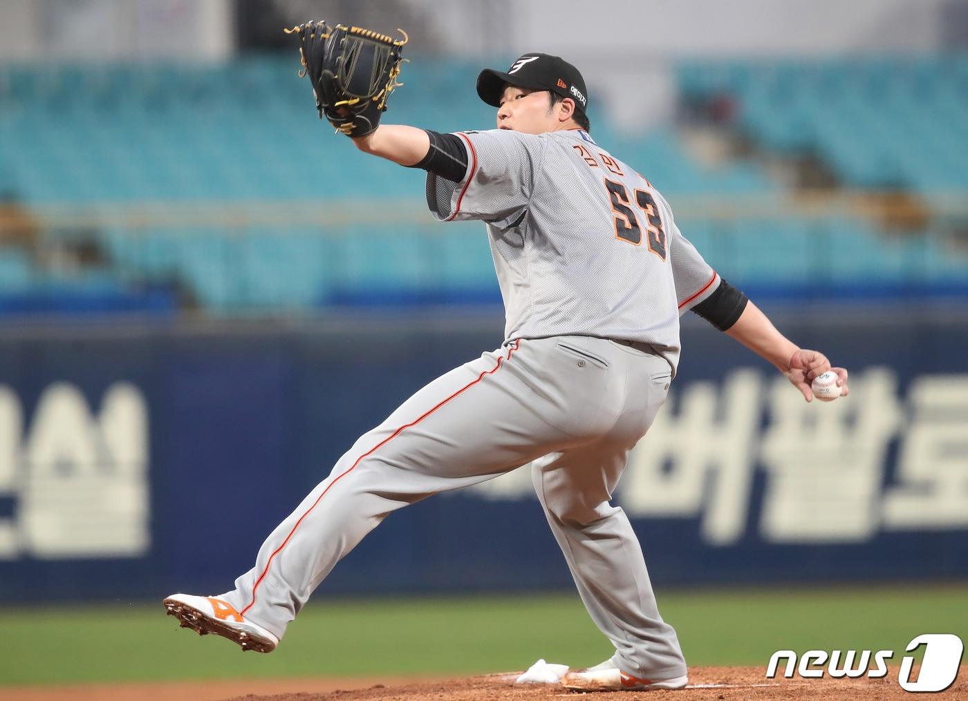 본문 이미지 - 13일 오후 대구 삼성라이온즈파크에서 열린 프로야구 '2022 신한은행 SOL KBO리그' 한화 이글스와 삼성 라이온즈의 경기, 1회말 한화 선발투수 김민우가 역투하고 있다. 2022.4.13/뉴스1 ⓒ News1 공정식 기자