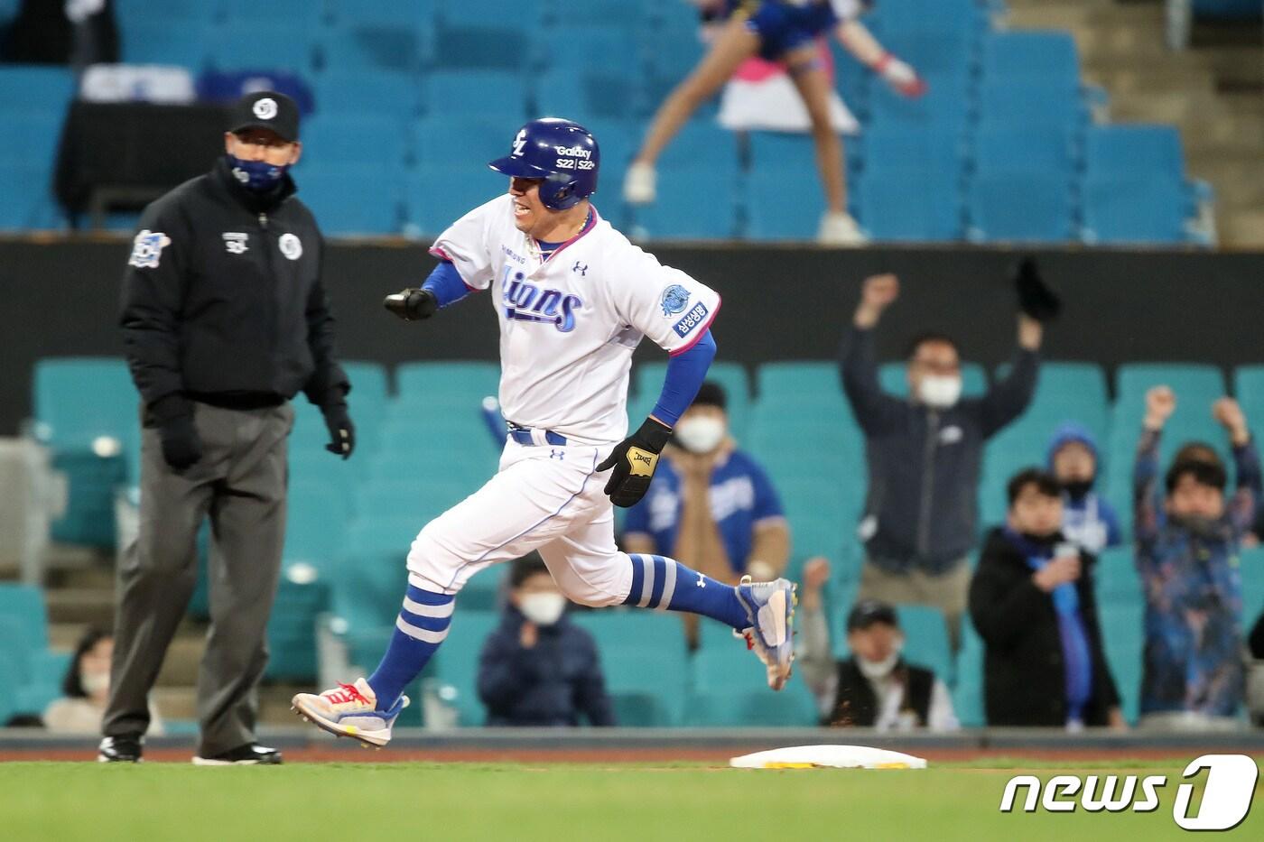 13일 오후 대구 삼성라이온즈파크에서 열린 프로야구 '2022 신한은행 SOL KBO리그' 한화 이글스와 삼성 라이온즈의 경기, 4회말 무사 2루 상황 삼성 5번타자 오재일이 중견수 방면 적시타를 때리자 2루주자 강민호가 홈으로 달리고 있다. 2022.4.13/뉴스1 ⓒ News1 공정식 기자
