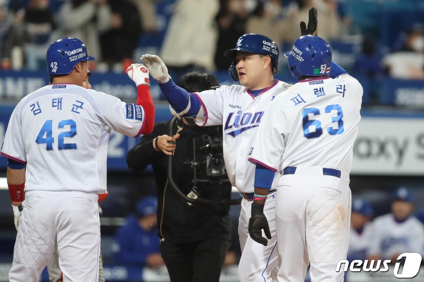 본문 이미지 - 13일 오후 대구 삼성라이온즈파크에서 열린 프로야구 '2022 신한은행 SOL KBO리그' 한화 이글스와 삼성 라이온즈의 경기, 7회말 2사 1,2루 상황 삼성 5번타자 오재일이 우중간 담장 넘어가는 3점홈런을 때린 뒤 동료들의 축하를 받고 있다. 2022.4.13/뉴스1 ⓒ News1 공정식 기자