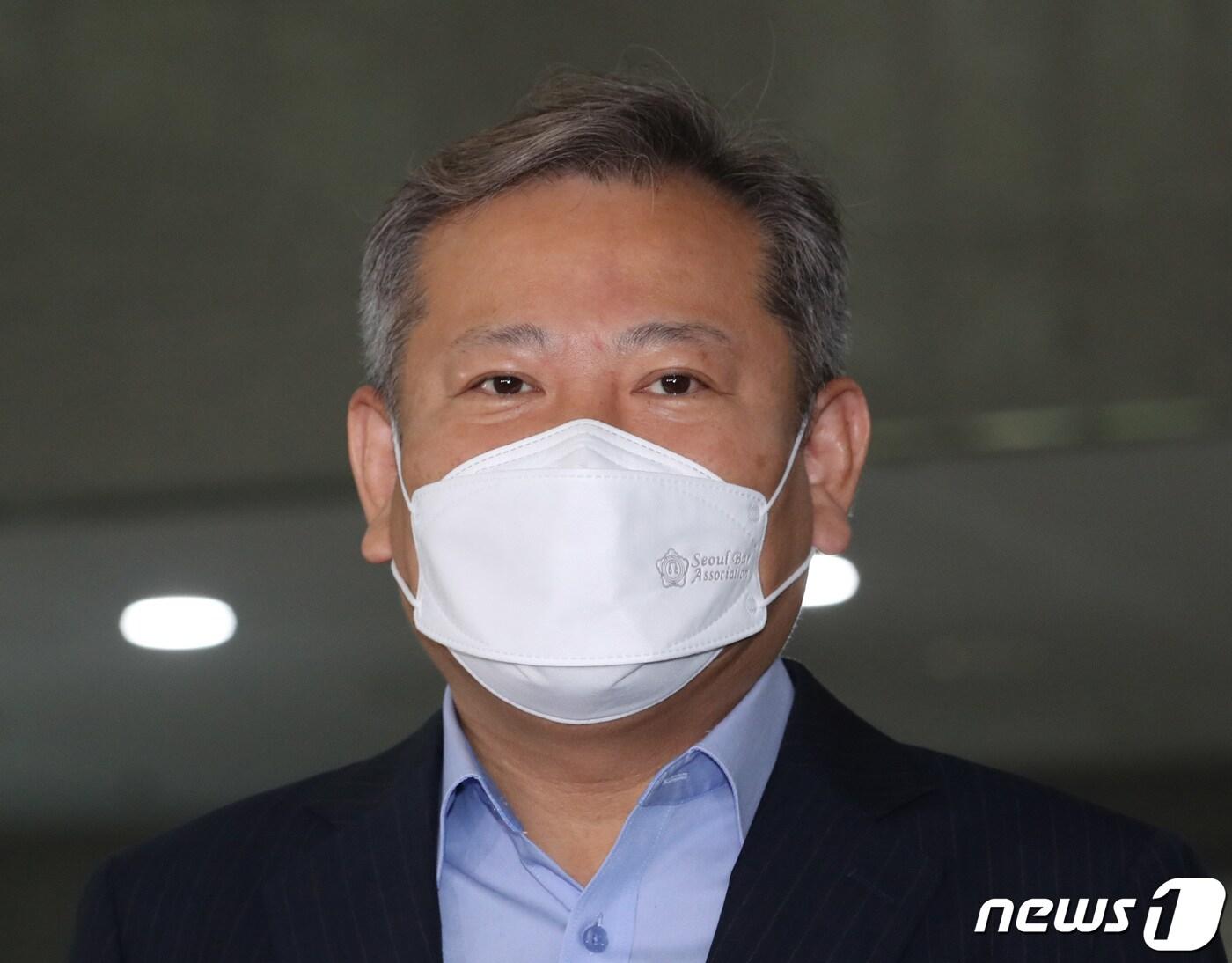 본문 이미지 - 이상민 행정안전부 장관 후보자가 지난 14일 오전 서울 종로구 광화문 플래티넘에 마련된 인사청문회 준비사무실로 출근하며 취재진의 질문에 답하고 있다. 2022.4.14/뉴스1 ⓒ News1 이성철 기자