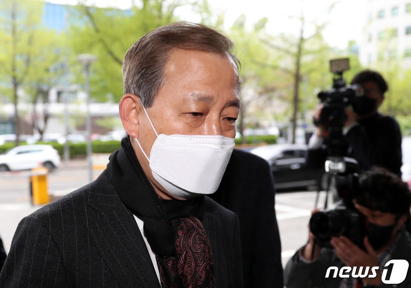 본문 이미지 - 김인철 사회부총리 겸 교육부 장관 후보자가 지난 14일 오전 서울 여의도 한국교육시설안전원에 마련된 인사청문회 준비 사무실로 출근하고 있다. /뉴스1 ⓒ News1 구윤성 기자