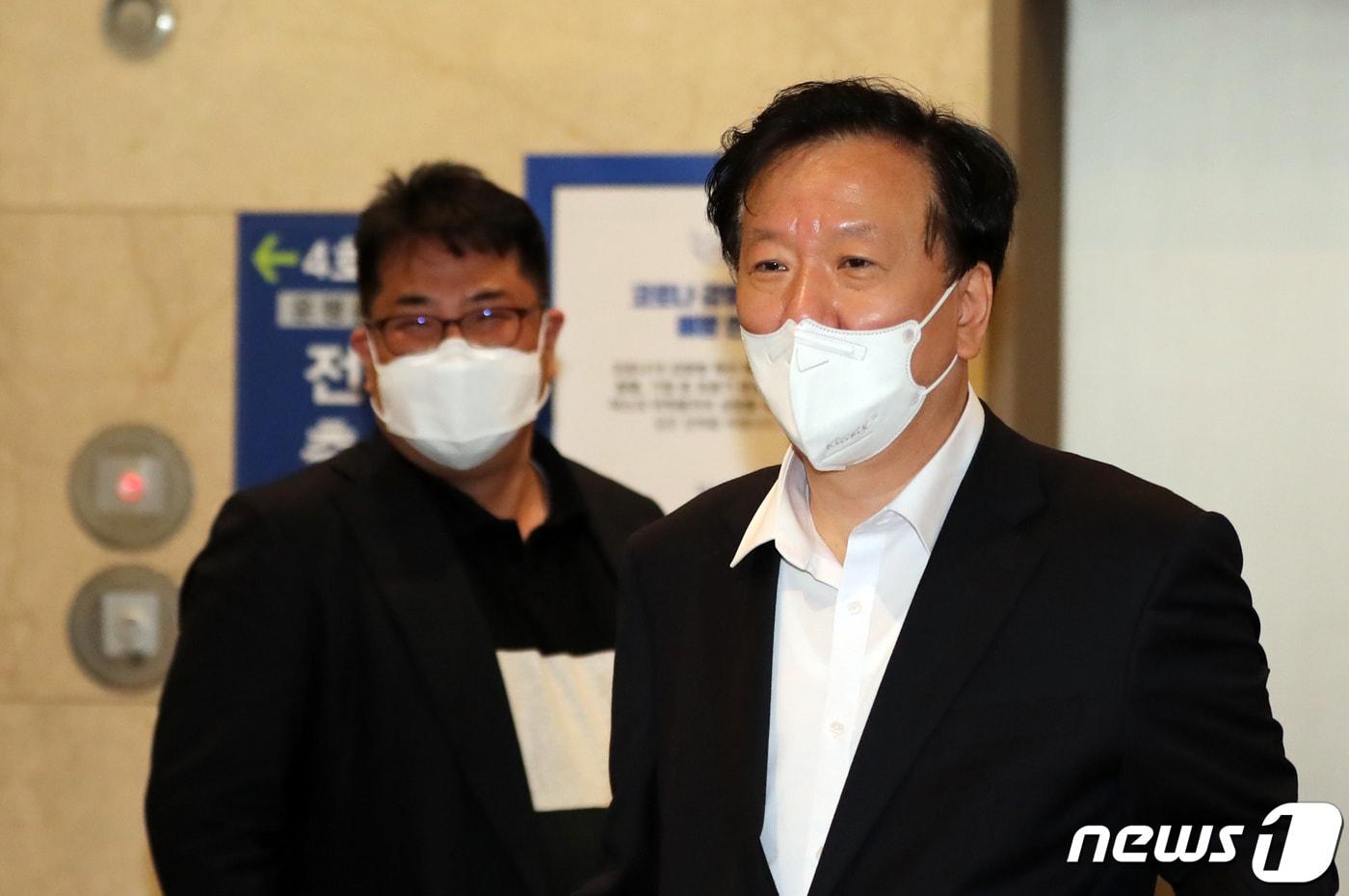 정호영 보건복지부 장관 후보자가 14일 서울 서대문구 국민연금공단 서울북부지역본부에 마련된 사무실로 이동하고 있다. 2022.4.14/뉴스1 ⓒ News1 장수영 기자