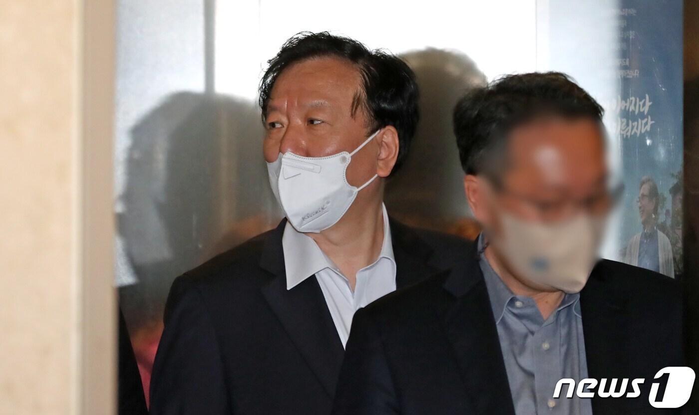 본문 이미지 - 정호영 보건복지부 장관 후보자가 14일 서울 서대문구 국민연금공단 서울북부지역본부에 마련된 사무실로 이동하고 있다. 2022.4.14/뉴스1 ⓒ News1 장수영 기자