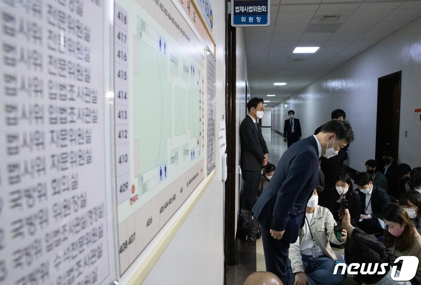 김오수 검찰총장이 14일 오전 서울 여의도 국회 법제사법위원회 위원장실에서 박광온 위원장과 검수완박(검찰 수사권 완전히 박탈) 법안 관련 면담에 마친 후 브리핑을 하고 있다. 2022.4.14/뉴스1 ⓒ News1 이재명 기자