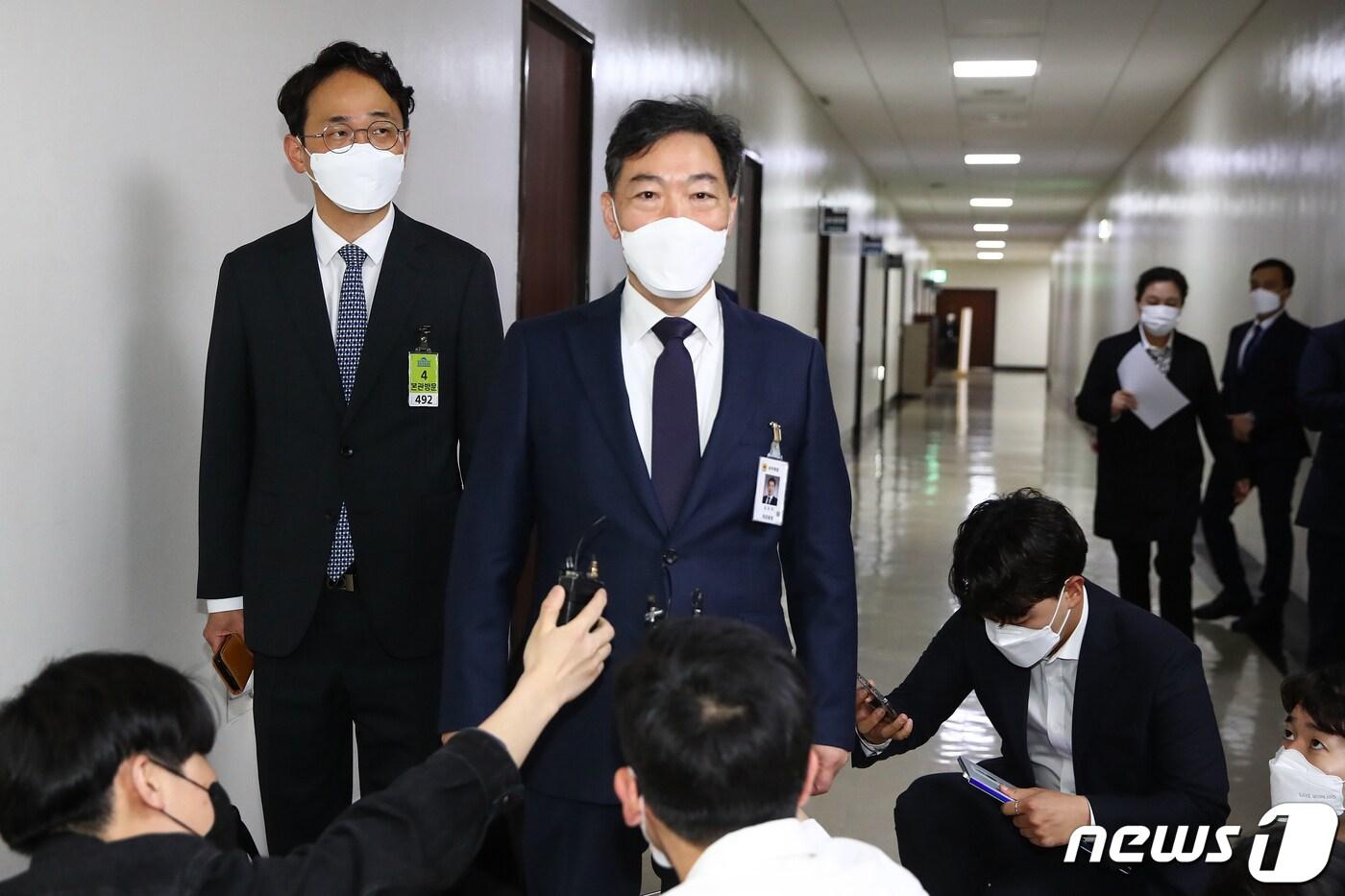 본문 이미지 - 김오수 검찰총장이 14일 오전 서울 여의도 국회 법제사법위원회 위원장실에서 박광온 위원장과 검수완박(검찰 수사권 완전히 박탈) 법안 관련 면담에 앞서 입장을 말하고 있다. 2022.4.14/뉴스1 ⓒ News1 이재명 기자