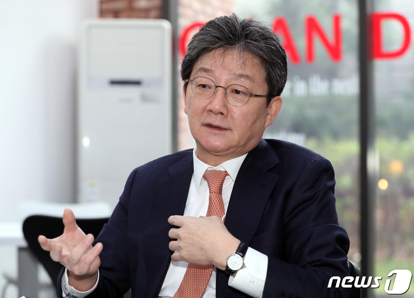 본문 이미지 - 유승민 전 국민의힘 의원. 사진은 지난 4월 14일 국민의힘 경기도지사 경선에 나선 유 전 의원이  경기 수원 영통구의 한 카페에서 뉴스1과 인터뷰를 하고 있는 모습. ⓒ News1 김영운 기자