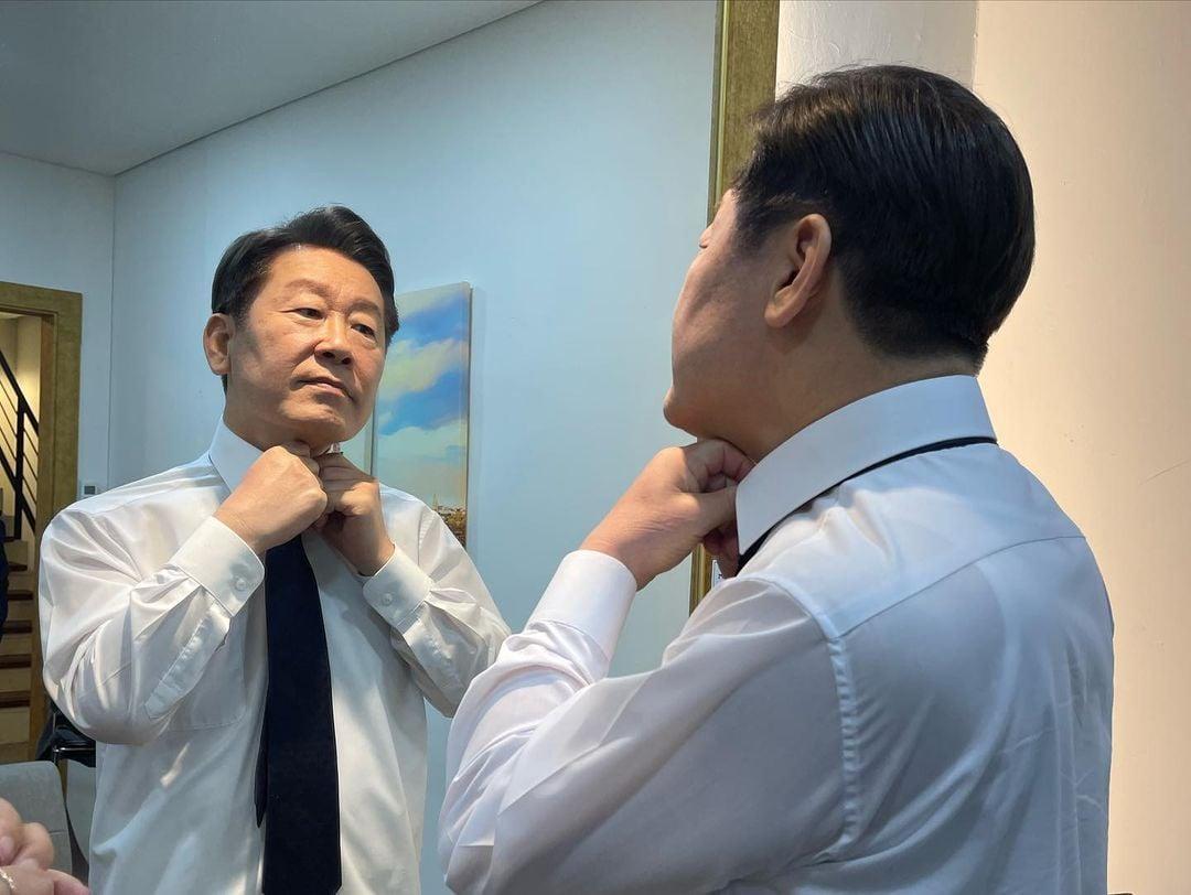 본문 이미지 - 지난 13일 한 헤어디자이너 SNS에 공개된 이재명 더불어민주당 상임고문의 모습. (인스타그램 갈무리) ⓒ 뉴스1