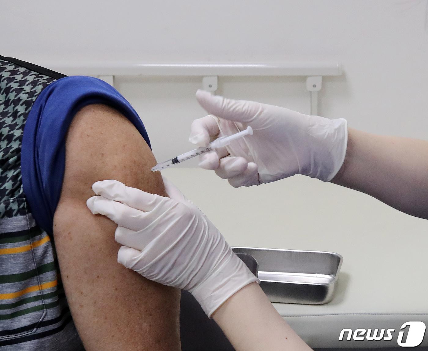 본문 이미지 - 14일 오후 서울 은평구 청구성심병원에서 한 시민이 코로나19 백신 4차 접종을 하고 있다. 2022.4.14/뉴스1 ⓒ News1 김진환 기자