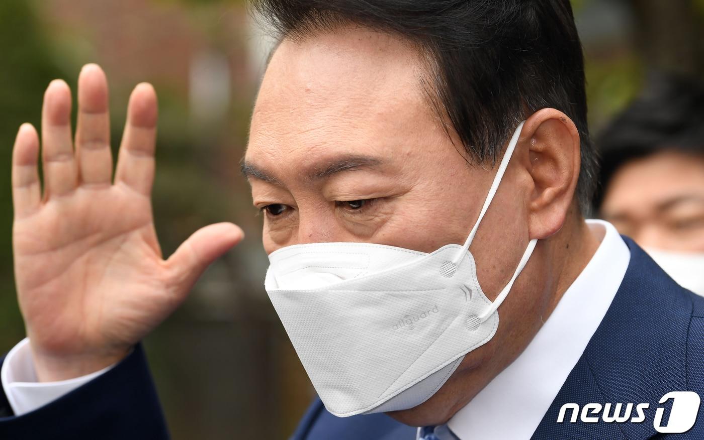 본문 이미지 - 윤석열 대통령 당선인이 14일 서울 종로구 통의동 대통령직인수위원회 집무실로 들어서며 취재진의 질문에 답하고 있다. 2022.4.14/뉴스1 ⓒ News1 인수위사진기자단