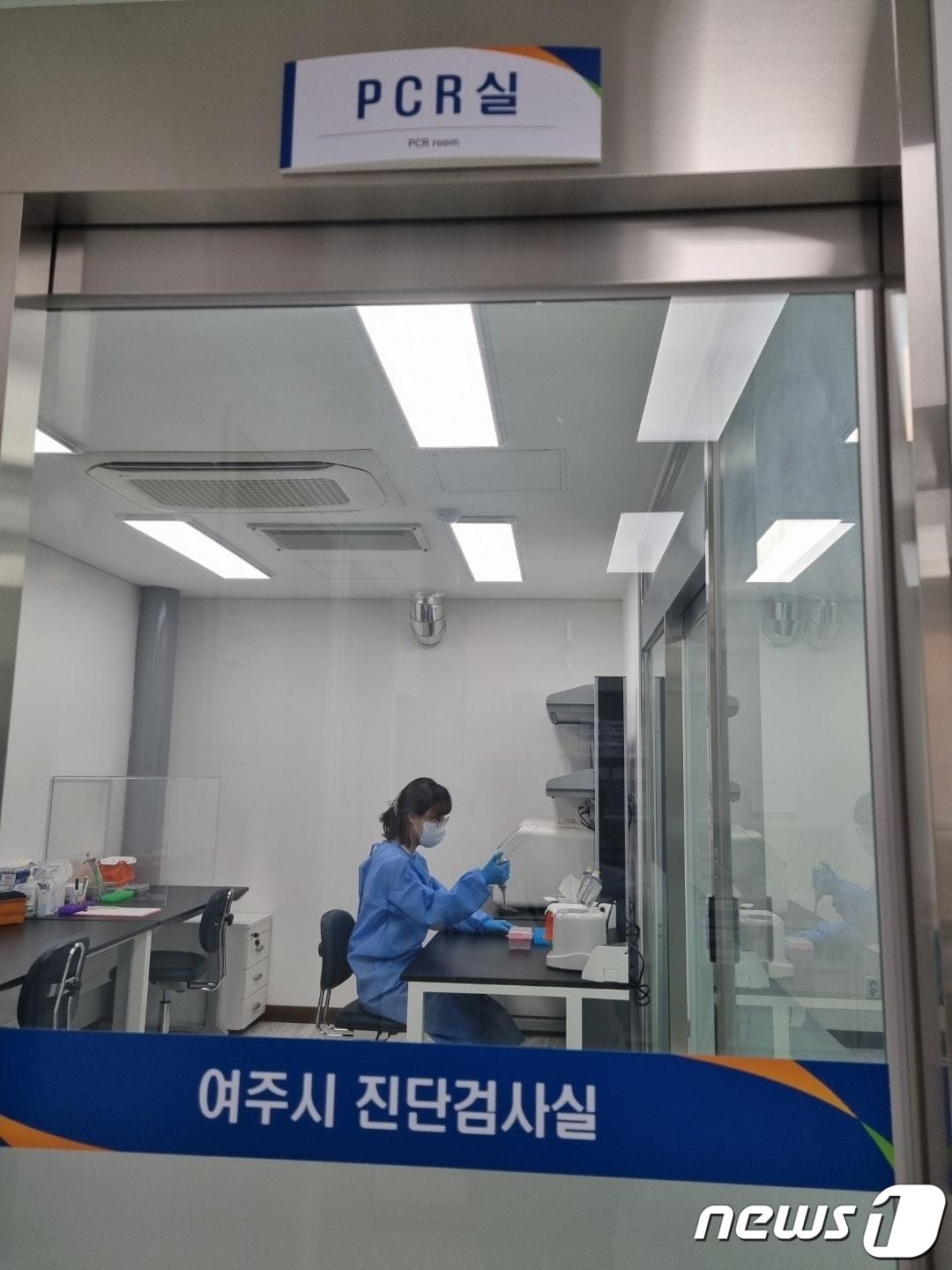 본문 이미지 - 여주시 보건소 코로나19 진단 검사실 모습.(여주시 제공) ⓒ News1 