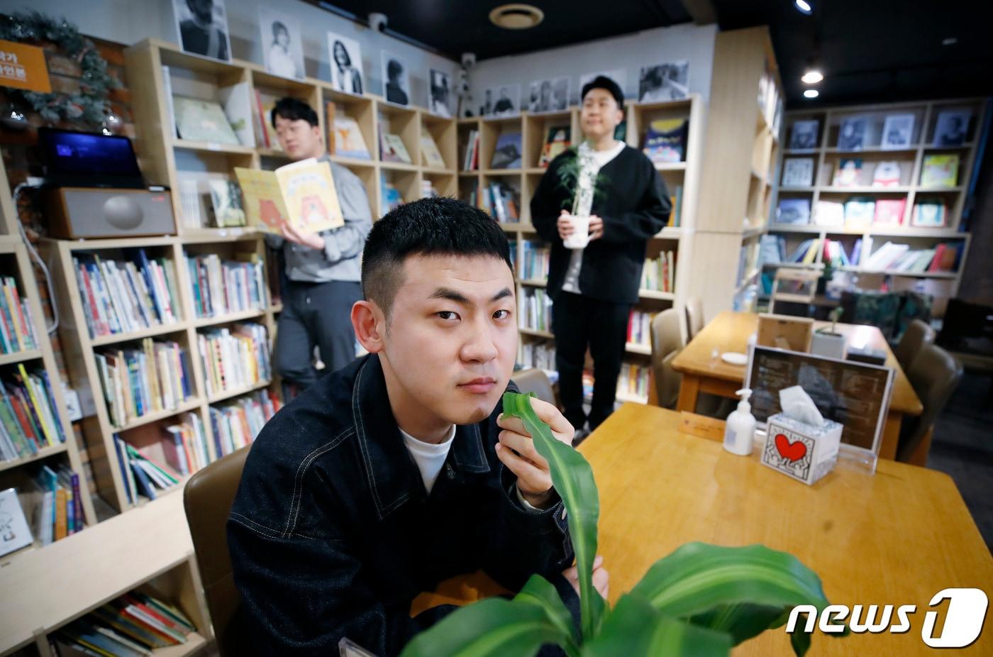 '피식대학' 김민수가 서울 마포구 한 카페에서 뉴스1과의 인터뷰에 앞서 포즈를 취하고 있다. /뉴스1 ⓒ News1 DB 권현진 기자