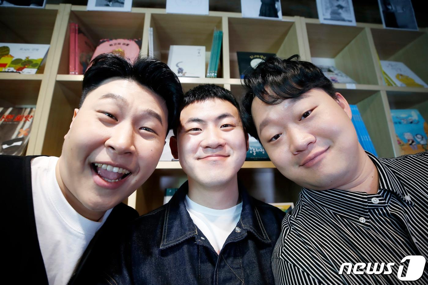 본문 이미지 - 서울 마포구 한 카페. '피식대학' 이용주, 김민수, 정재형 인터뷰/뉴스1 ⓒ News1 권현진 기자