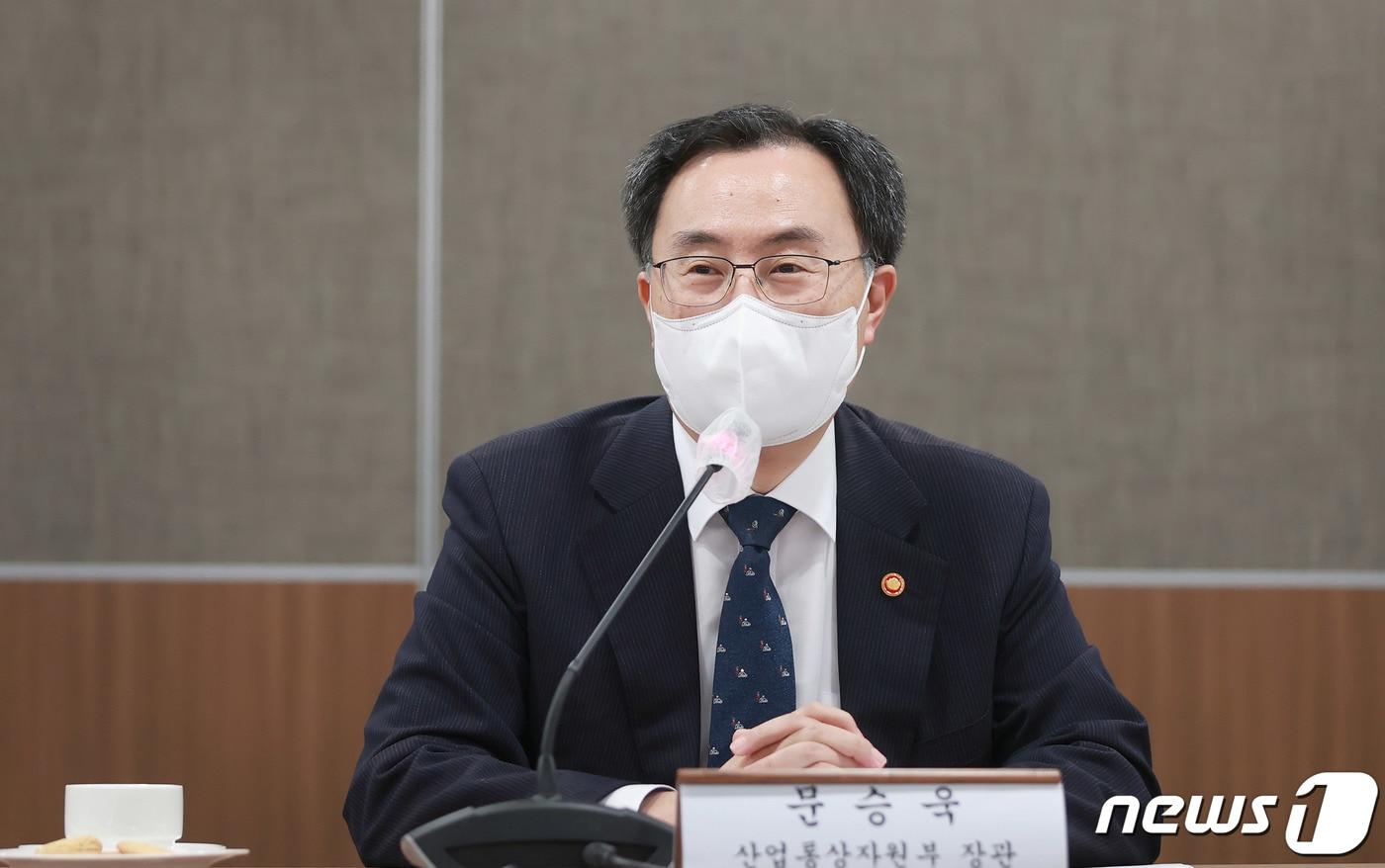 문승욱 산업통상자원부 장관이 14일 서울 성북구 한국과학기술연구원(KIST) 대회의실에서 열린 연구현장-산업정책간 소통 간담회에서 인사말을 하고 있다. (산업통상자원부 제공) 2022.4.14/뉴스1