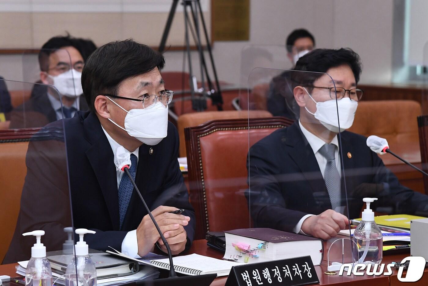 본문 이미지 - 김형두 법원행정처 차장이 14일 서울 여의도 국회에서 열린 법제사법위원회에서 의원들의 질의에 답변하고 있다. 2022.4.14/뉴스1 ⓒ News1 이재명 기자