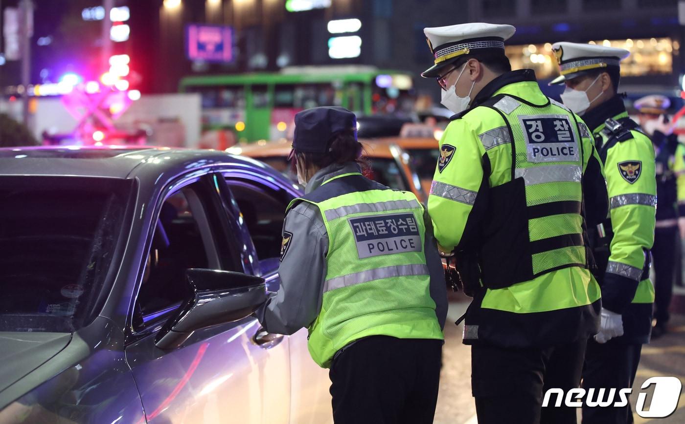 본문 이미지 - 경찰청, 서울시, 한국도로공사 관계자들이 14일 오후 서울 강남구 도산대로 일대에서 음주단속 및 과태료 고액·상습 체납, 고속도로 통행료 체납 차량을 단속하고 있다. 2022.4.14/뉴스1 ⓒ News1 박지혜 기자