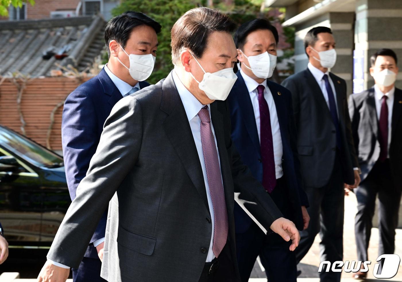 본문 이미지 - 윤석열 대통령 당선인이 15일 오전 서울 종로구 통의동 대통령직인수위원회 집무실로 출근하고 있다. 2022.4.15/뉴스1 ⓒ News1 인수위사진기자단
