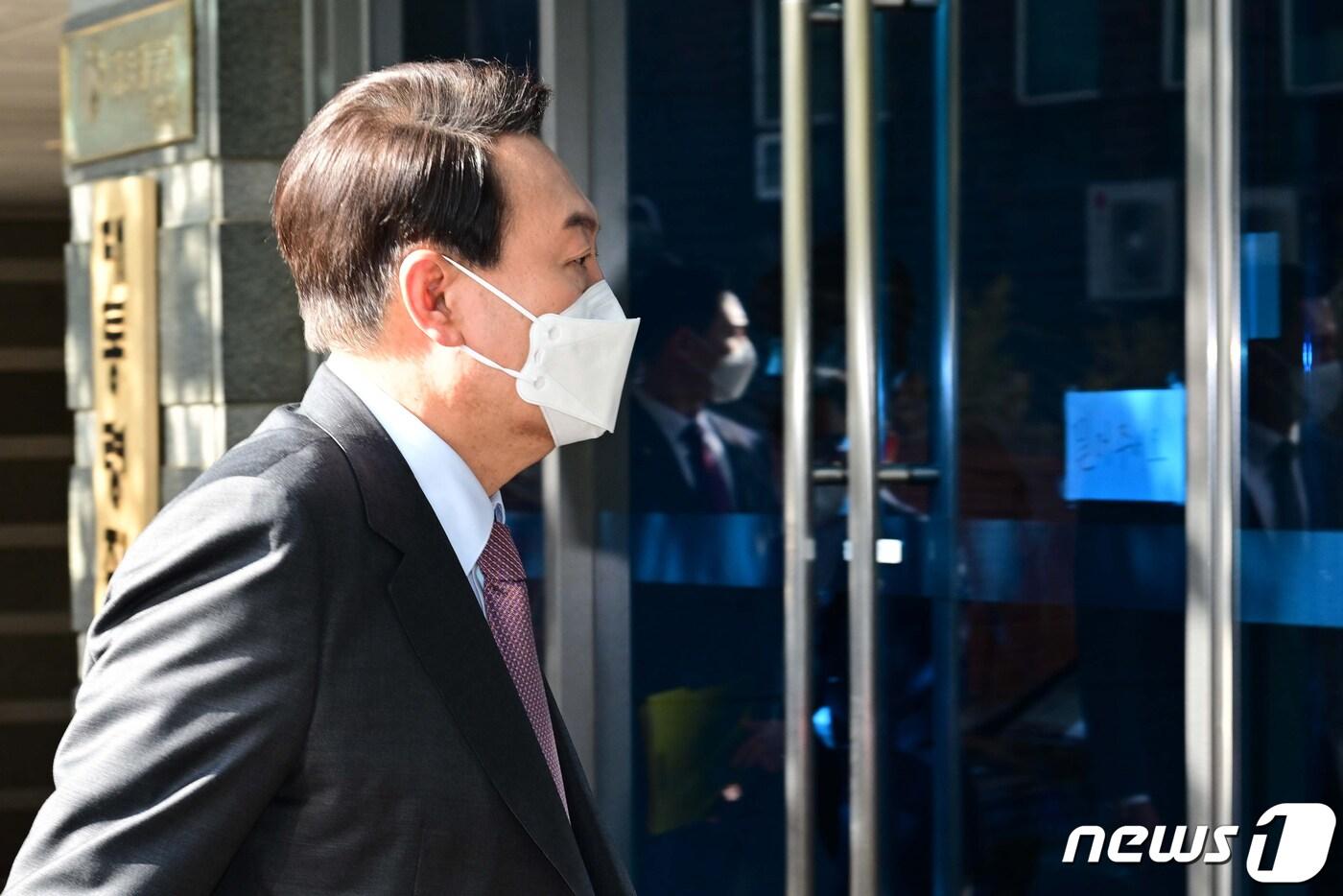 윤석열 대통령 당선인이 15일 오전 서울 종로구 통의동 대통령직인수위원회 집무실로 출근하고 있다. ⓒ News1 인수위사진기자단