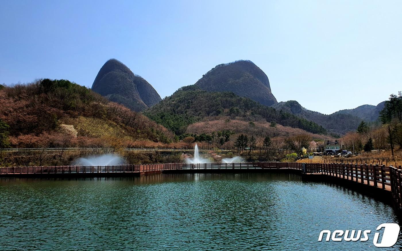 사양제 저수지에서 바라본 마이산의 두 바위 봉우리. 말의 두 귀가 쫑긋한 모습 ⓒ 뉴스1