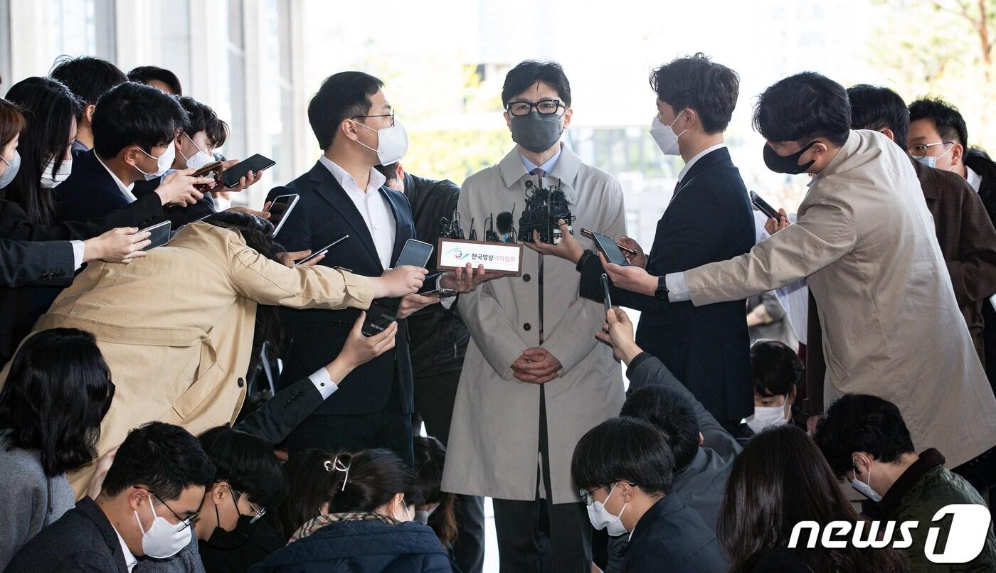 한동훈 법무부 장관 후보자가 15일 서울 서초동 서울고검에 마련된 인사청문회 준비단 사무실로 출근하며 취재진 질문에 답하고 있다. 2022.4.15/뉴스1 ⓒ News1 유승관 기자