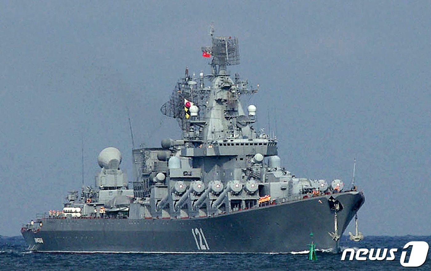 러시아 흑해함대 기함인 미사일 순양함 모스크바함이 2013년 8월 13일 세바스토폴 만에 들어오고 있다. 러시아 국방부는 14일 (현지시간) 모스크바호가 탄약 폭발 후 예인 중에 태풍 속에서 침몰했다고 밝혔다. ⓒ AFP=뉴스1 ⓒ News1 우동명 기자