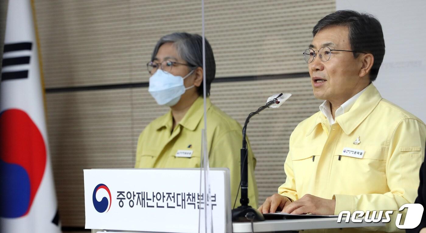 권덕철 중앙재난안전대책본부 1차장(보건복지부 장관)이 15일 오전 정부세종청사에서 사적모임 인원과 식당·카페 등의 다중이용시설 영업시간 제한을 완전히 해제하는 사회적 거리두기 조정안을 발표하고 있다. 이날 정부는 코로나19 감염 후유증(롱코비드)에 대한 체계적인 연구를 진행하겠다는 계획을 밝혔다. 2022.4.15/뉴스1 ⓒ News1 김기남 기자