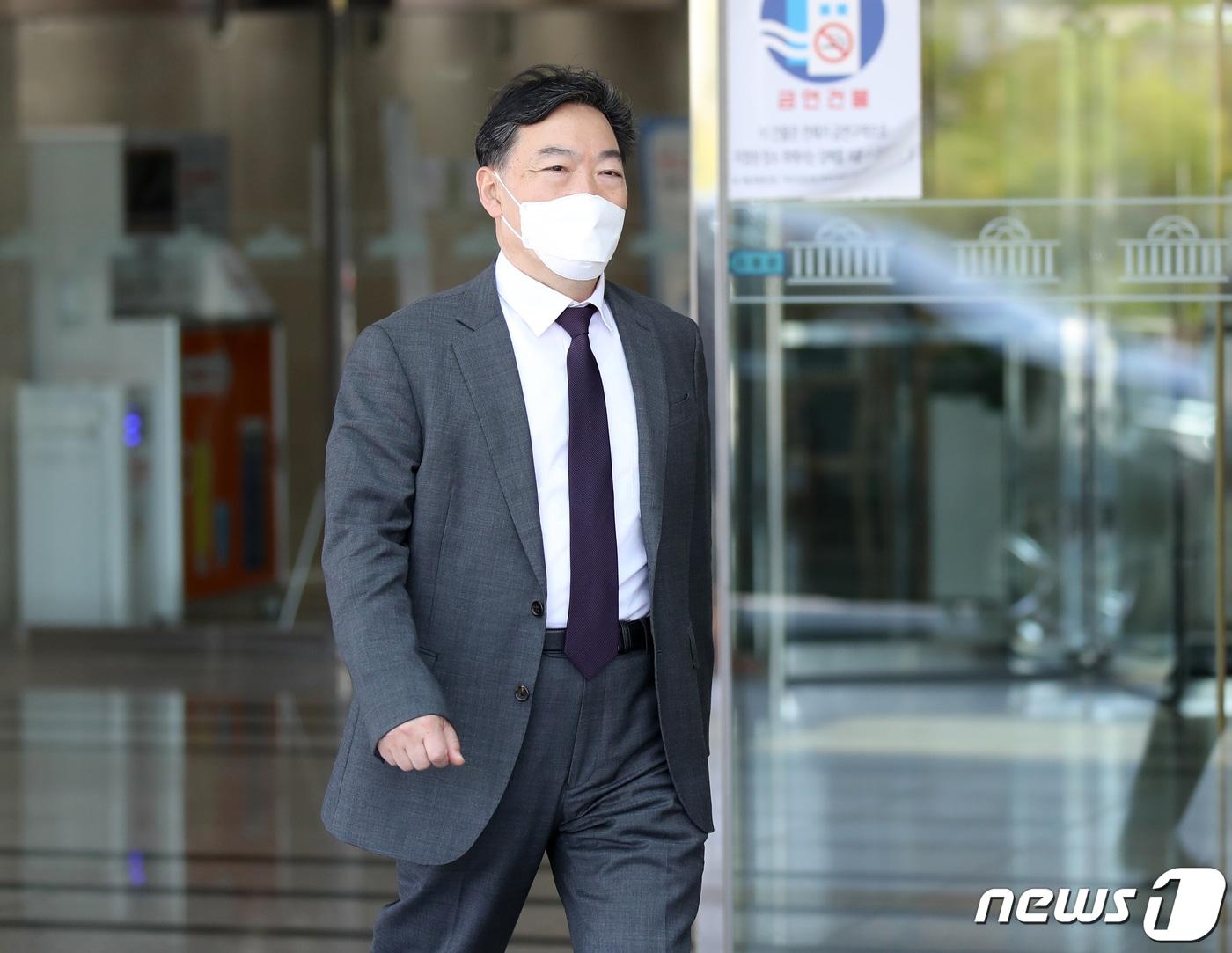 본문 이미지 - 김오수 검찰총장이 검찰 수사권 완전 박탈 입법 추진의 부당성을 호소하기 위해 15일 오전 국회를 방문한 뒤 나서고 있다. (공동취재)2022.4.15/뉴스1 ⓒ News1 허경 기자