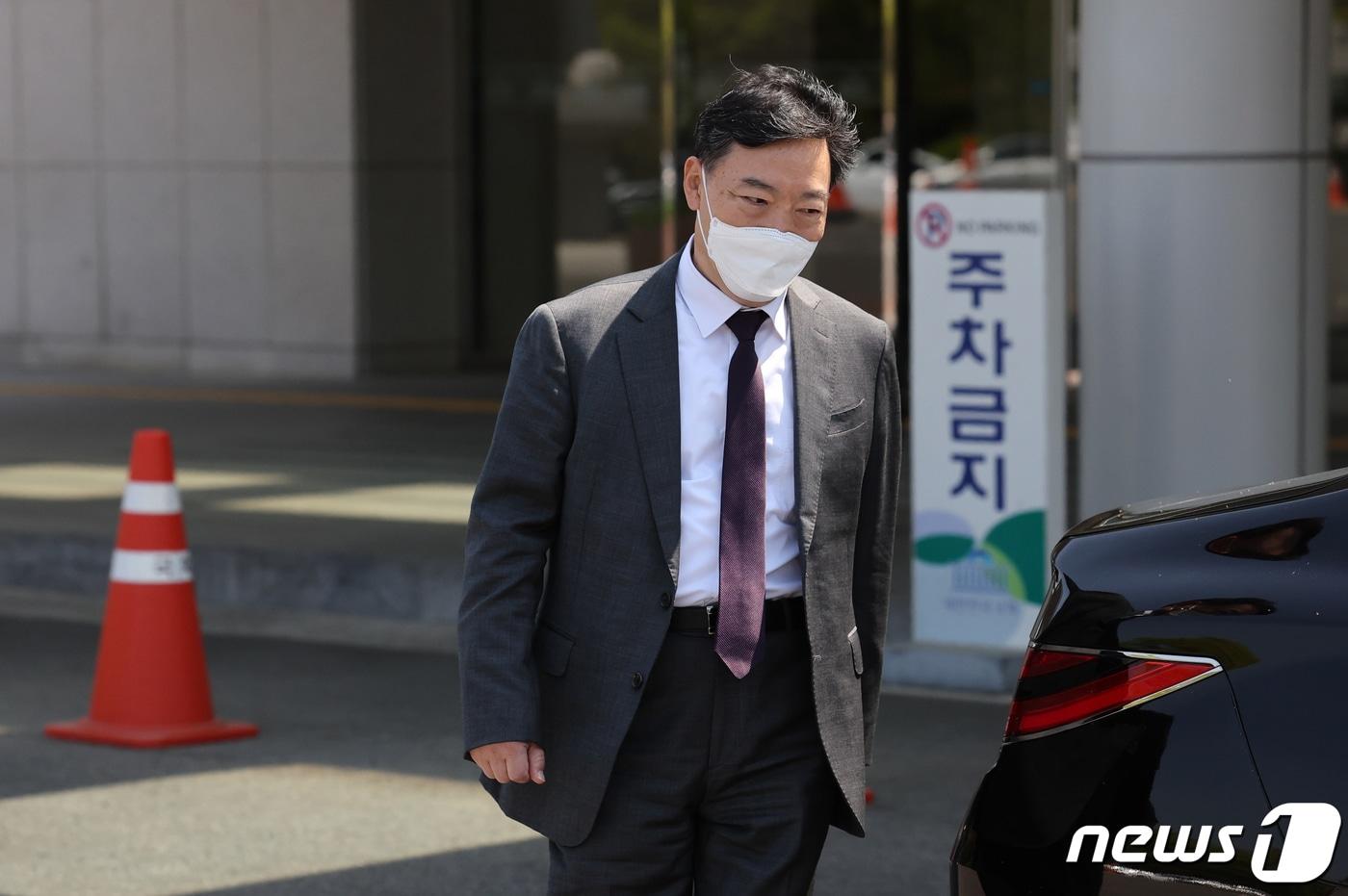 본문 이미지 - 김오수 검찰총장이 검찰 수사권 완전 박탈 입법 추진의 부당성을 호소하기 위해 15일 오전 국회를 방문한 뒤 나서고 있다. (공동취재)2022.4.15/뉴스1 ⓒ News1 허경 기자