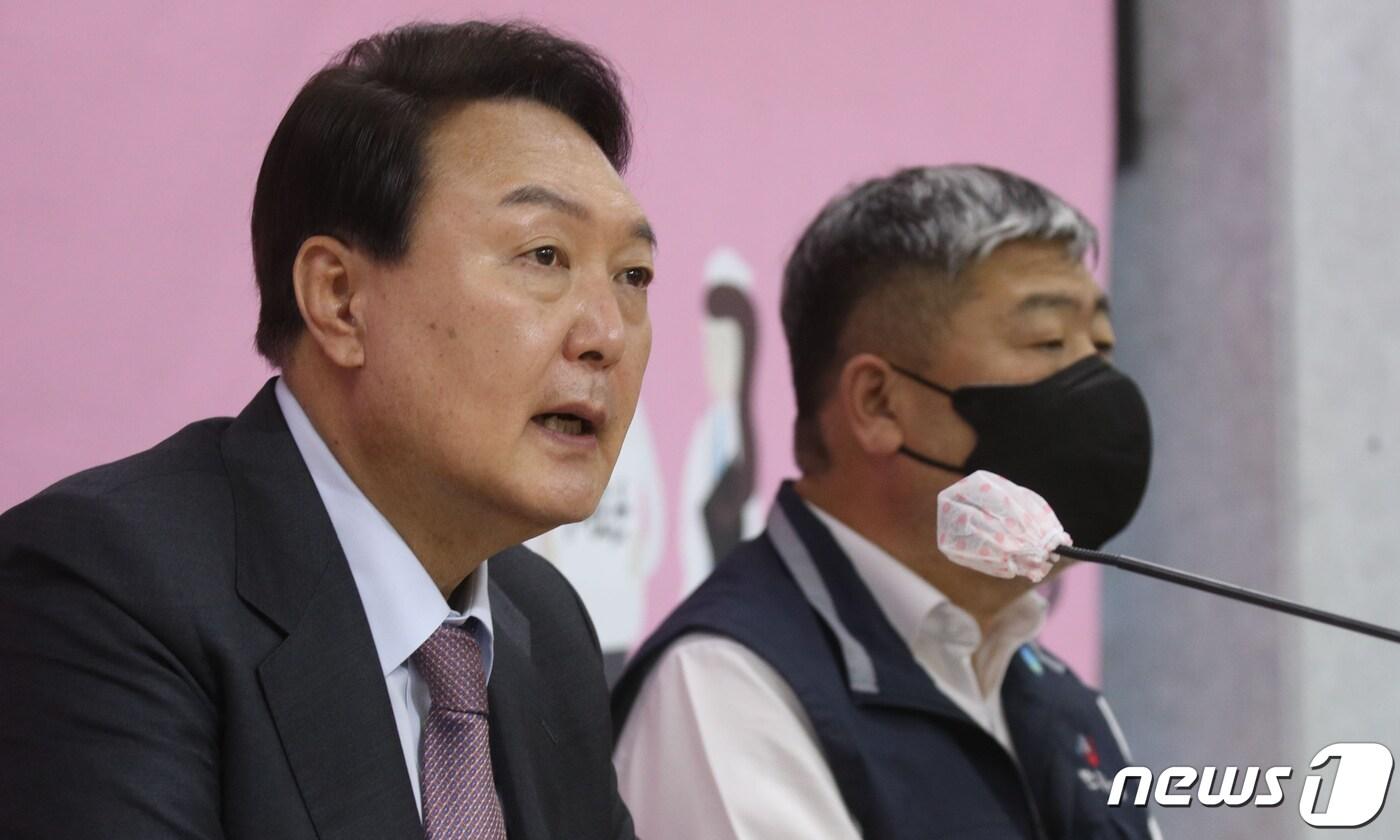 본문 이미지 - 윤석열 대통령 당선인이 15일 오후 서울 영등포구 한국노총에서 열린 간담회에서 인사말을 하고 있다. 2022.4.15/뉴스1 ⓒ News1 인수위사진기자단
