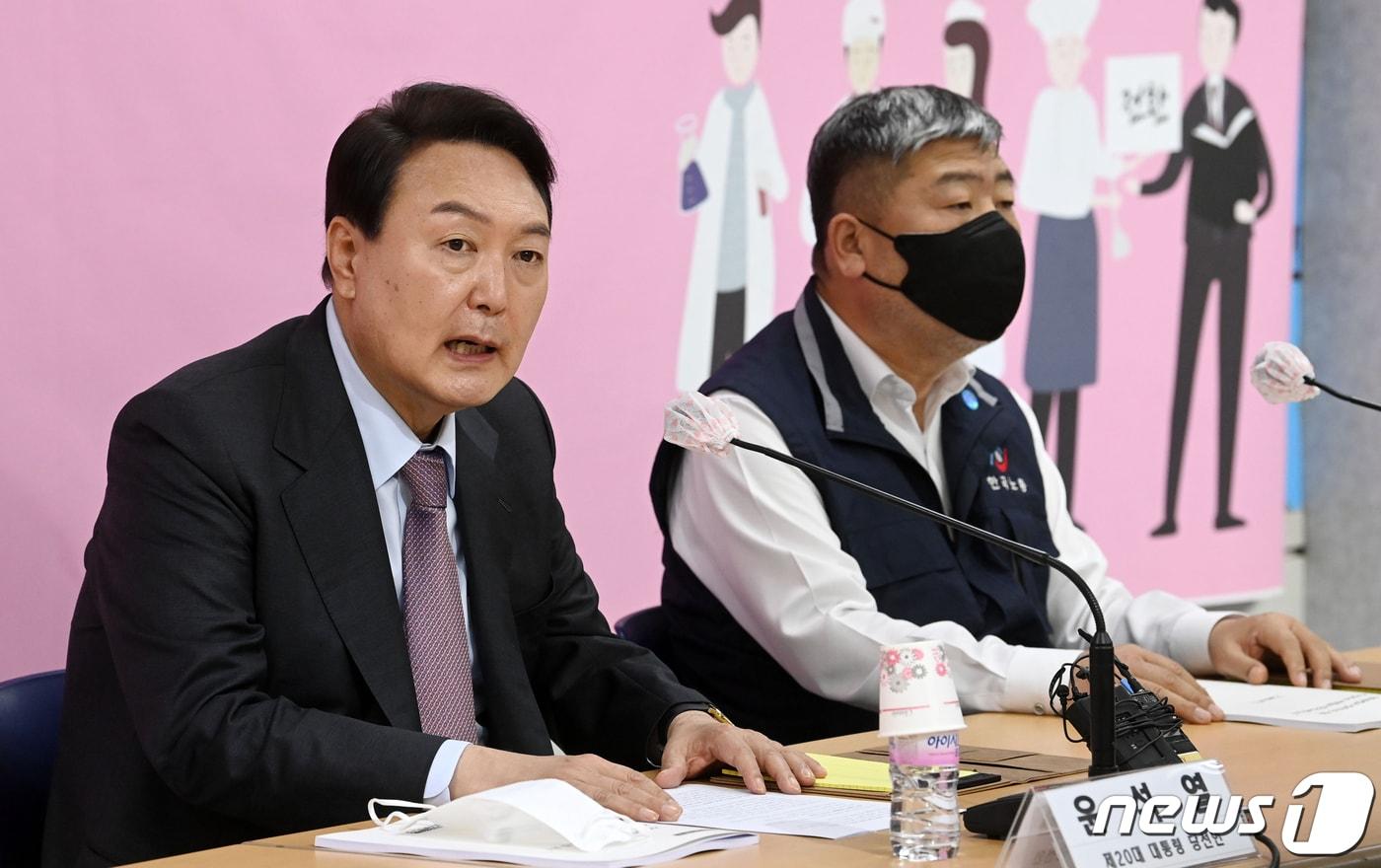 본문 이미지 - 윤석열 대통령 당선인이 15일 서울 여의도 한국노동조합총연맹(한국노총)에서 열린 간담회에서 모두발언을 하고 있다. 윤 당선인이 노동계를 만나는 것은 대선 이후 이번이 처음이다. 2022.4.15/뉴스1 ⓒ News1 인수위사진기자단